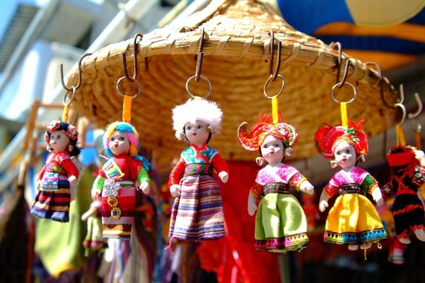 店裡放置了許多民族木娃娃，分別來自苗族、白族、水族、布依族，各有不同特色的服飾設計。