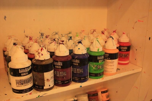 自助畫室提供塑膠彩作顏料，初學者都能輕鬆掌握。