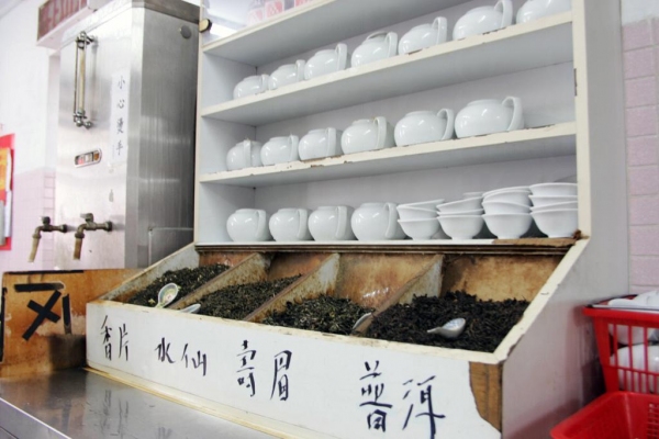 茶居採自助沖茶制度，有茶迷亦會帶備自家茶葉來享受一盅兩件。
