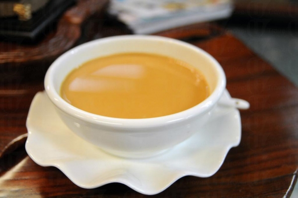 奶茶像拉麵一樣大碗，老闆原意是希望客人可坐得更久，試真不同溫度下的奶茶感覺。