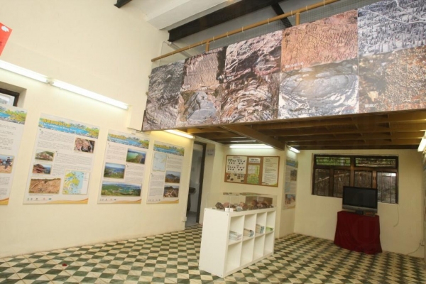 中心內亦有不同展板讓遊客深入了解香港的地質公園的其特點。