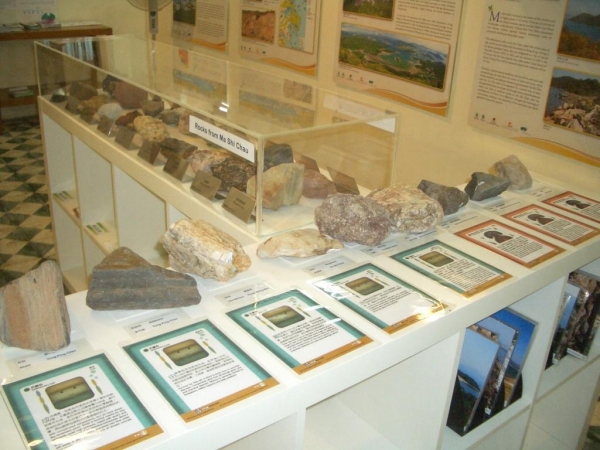 這個櫃中展出了馬屎洲的岩石，更有詳細講解各種岩石的特徵。（相片來源︰大埔地質教育中心  ）