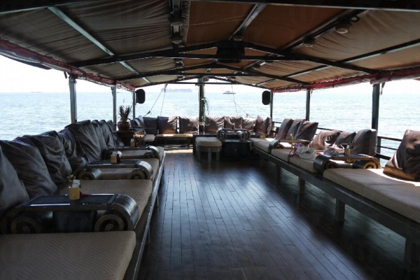 船上設有一張張可供整個人躺下的 lounge bed 及播著雅俗共賞的 chill-out 音樂。