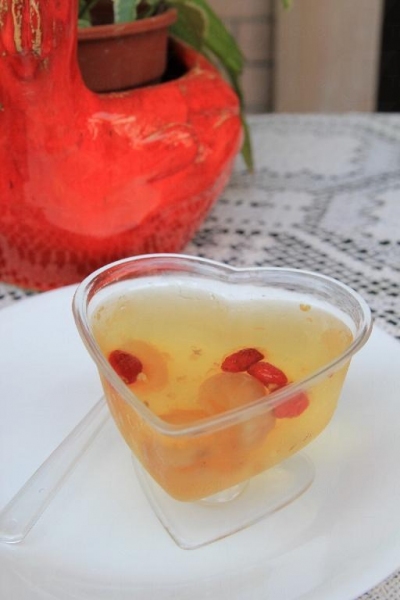炎炎夏日，吃一杯桂花妃子果凍頓時降溫。