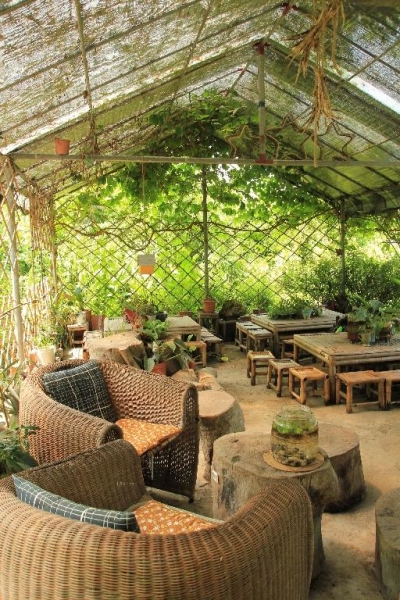 露天茶棚簡約環保，讓你靜靜坐下耹聽大自然的聲音。