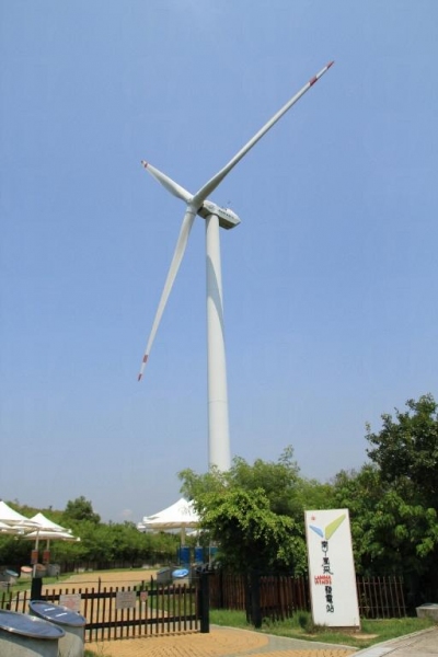 大風車在 2003 年落戶南丫島，它是全港首個風力再生能源發電站。