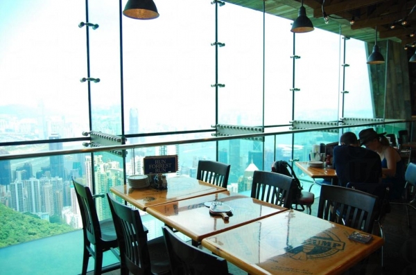 阿甘蝦餐廳位置一絕，大部分座位都可看到維港景色。
