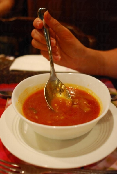 羅宋湯是餐廳招牌，以十足材料熬出濃濃熱湯。
