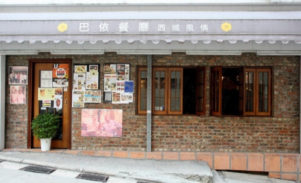 巴依餐廳門口亦用上紅磚裝潢，更貼有大量雜誌介紹。