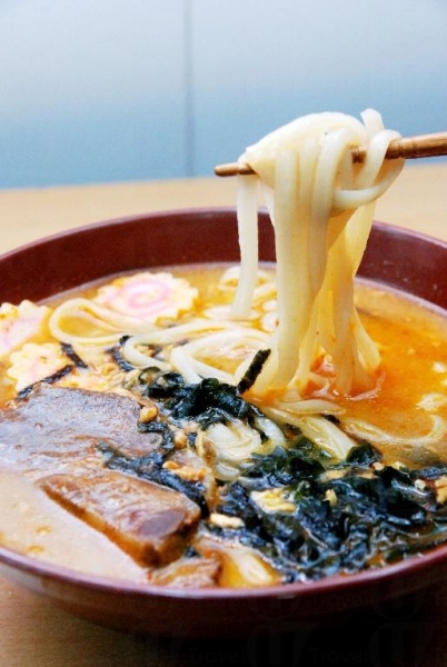 日式豬骨湯拉麵可額外加料，如長腳蟹、扇貝等等。