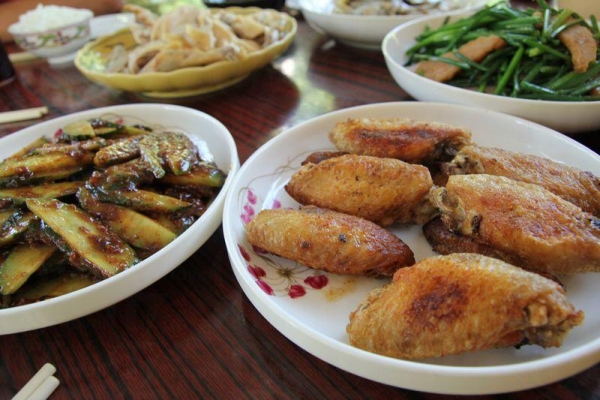 青瓜沙律清新惹味，雞翼煎得香脆不油膩，都是山澗會的招牌菜。