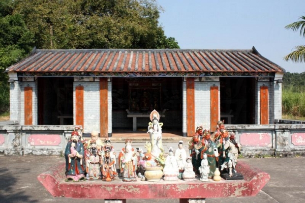 楊侯古廟前的香桌上放滿了不同的菩薩，吸引不少人焦點。