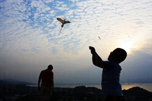 不時有邨內居民在此放風箏，寫意得不似在香港。（相片來源︰Max Wong）
