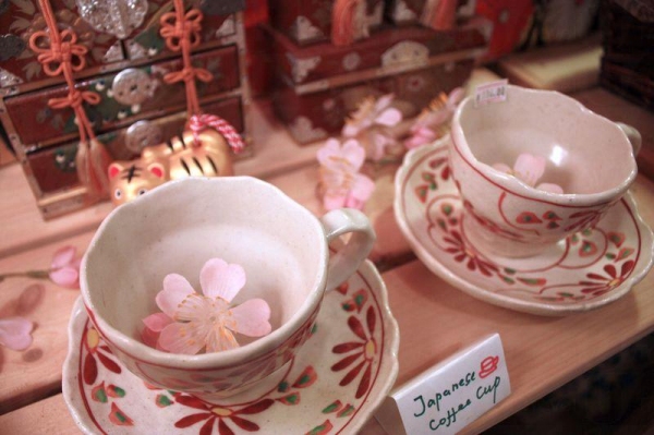 店裡還有售賣各式咖啡杯，充滿日本風。