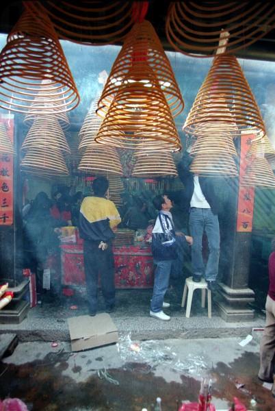 天后廟中掛滿了香港寺廟中尚見的線香。（相片來源︰香港經濟日報）