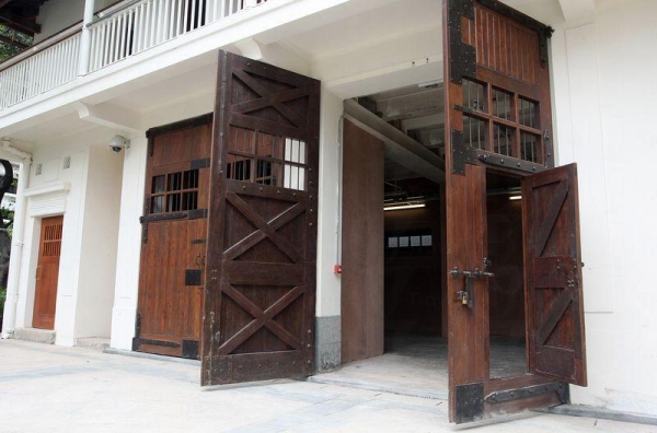 舊時的馬廐，古舊木門依然保存完好。