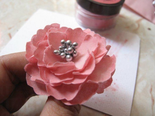 市集設工作坊教大家製作布藝牡丹花，更可製成髮夾。