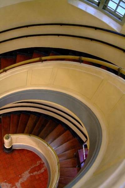 彎彎曲曲的愛德華式的長梯，流露出昔日殖民地建築的優雅。