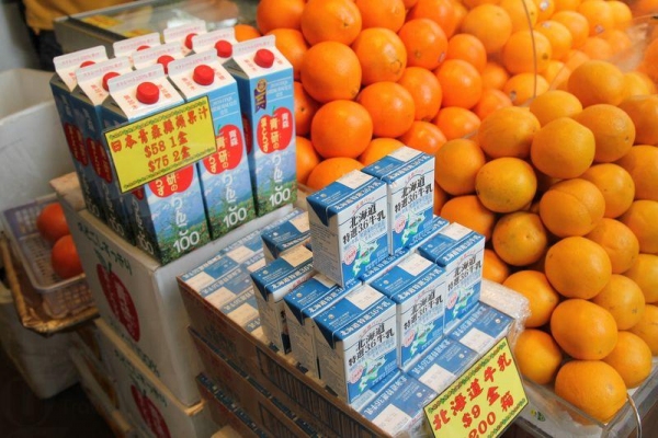 店舖還售賣主要來自日本的食品，如北海道牛奶、蘋果汁和零食等，選擇眾多。