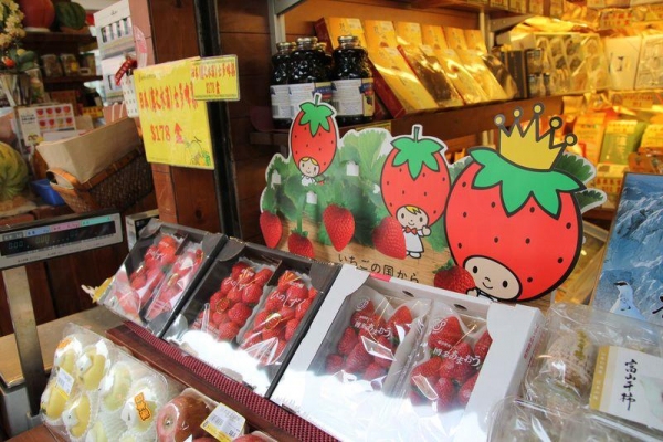 當日水果舖主打日本直送的士多啤梨，粒粒鮮紅又大粒。