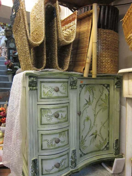 ikea 式的歐陸花花衣櫃。