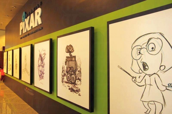 展覽館門口有不同動畫角色的手稿歡迎你。