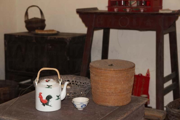 在正廳的木桌上，擺放著充滿農家味道的公雞茶壺和茶點。