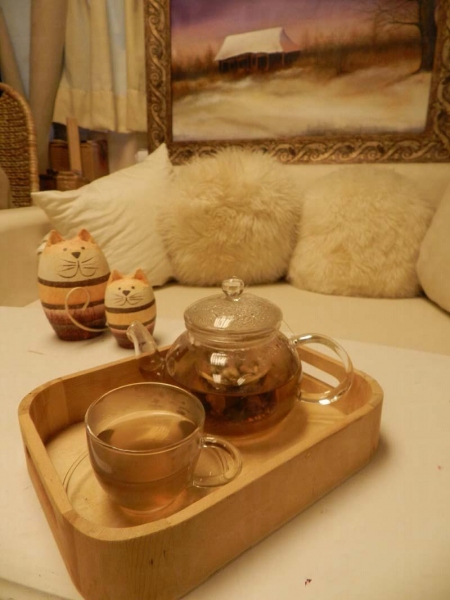 花茶共有 4 款任你揀，這壺加了蜜糖的玫瑰花茶，是最受女士歡迎的。