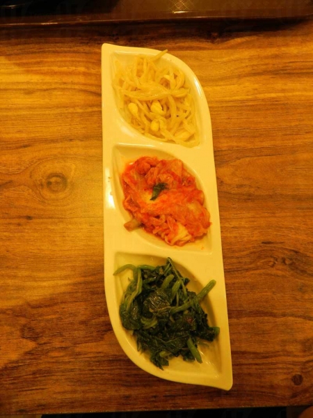 三款韓式前菜：大豆芽、大白菜及菠菜，亦可單點。