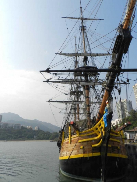 按 1787 年英皇佐治三世的 H.M.A.V.Bounty 而建的歐洲高桅仿古帆船「濟民號」。