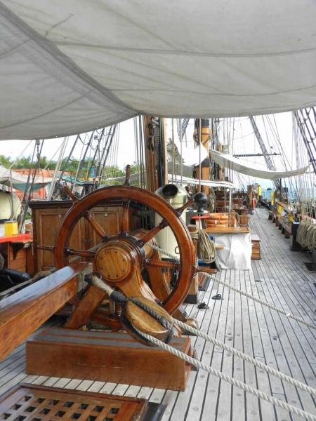 船長掌舵的舵輪，絕不是道具或裝飾。