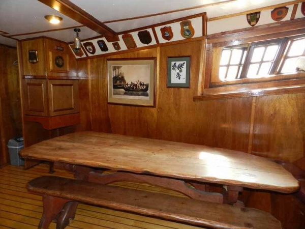 船艙內的會議室，列出一個個見證著「濟民號」航海史的紀念牌。