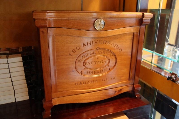 此乃古巴製的絕版雪茄櫃，客人買下後將之寄放店。