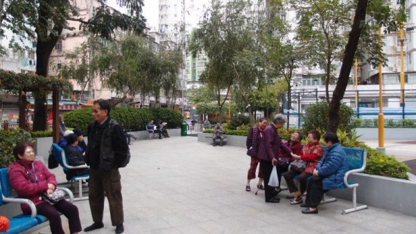 順寧道公園亦是電影取景地之一，平日遊人屬老人家居多。