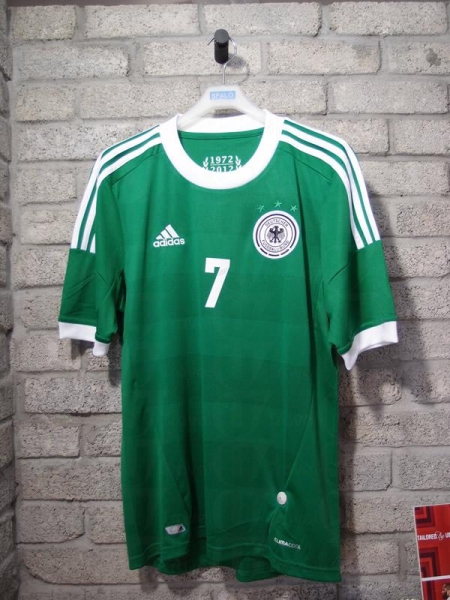 店員哥哥稱，德國隊新款作客球衣是最暢銷的款式之一。