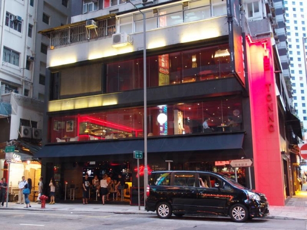 The Tonno 樓高三層，集酒吧、餐廳、會所、café 及卡拉OK 於一身。