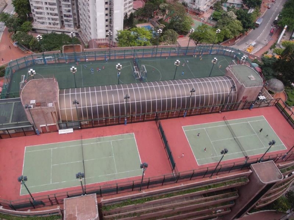 從鳥瞰圖所見，公園的足球場面積，與網球場相若，在此踢球不會太辛苦。