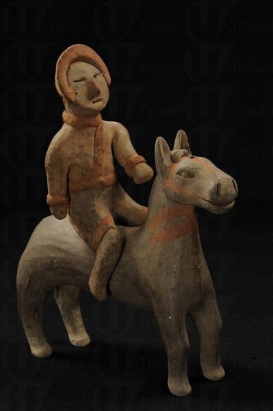 彩繪騎馬俑的馬背上沒有鞍韉，騎士頭戴風帽，下穿短褲，腳蹬長靴，作胡人裝扮。