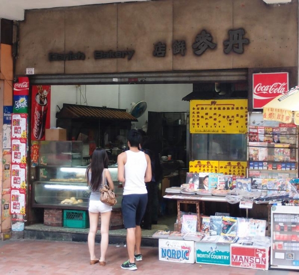 丹麥餅店人流不絕，出爐麵包很快賣光。