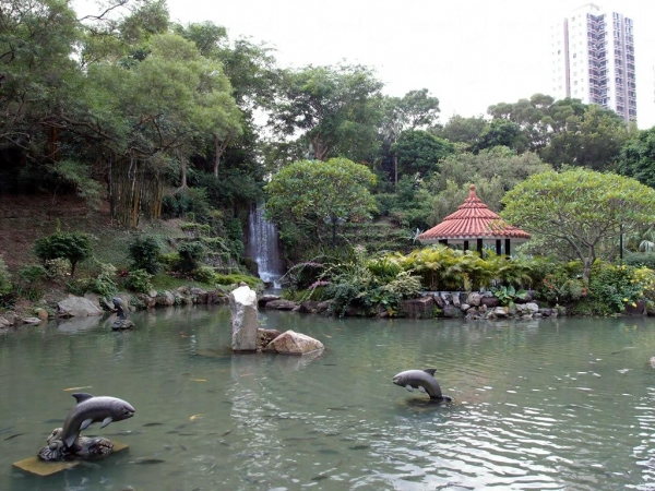 中式庭園，小橋流水，頗有氣派。