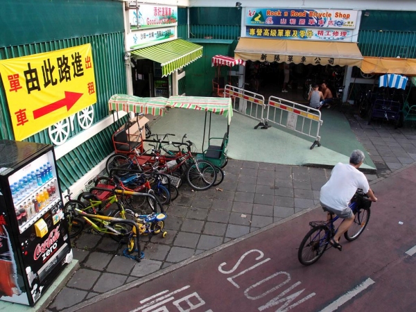 這裏有數間單車店，租車費比大圍的便宜。