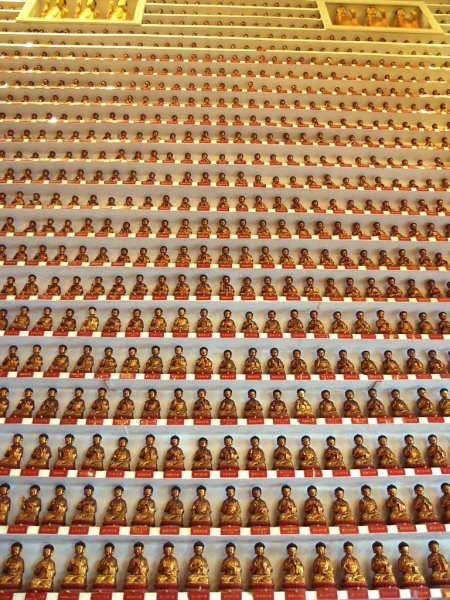 萬佛殿內放滿佛像，十分壯觀。