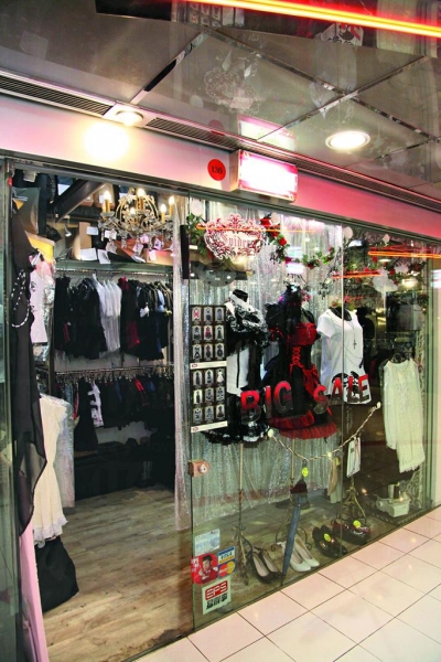 Spider 在瓊華開業已有十年，現在，旺角已好少 Lolita 服飾店。