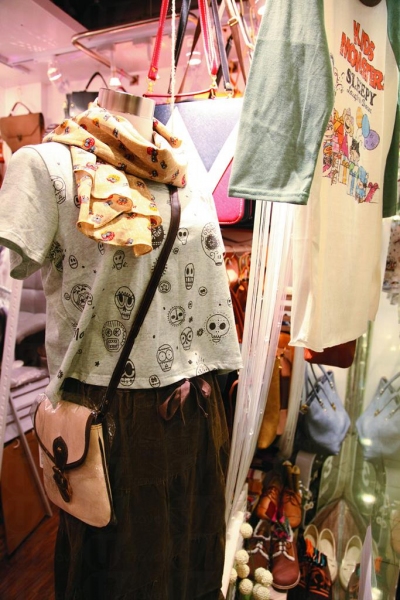 夏天衣飾多來自日本，冬天以韓國貨鎮場，款式以 casual wear 為主。
