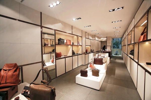 土屋鞄是融合了日本傳統建築方法，和時尚現代設計的店舖。