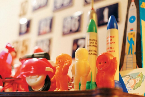 蘇聯時代為紀念火箭升空而出產了大量有關太空人和火箭的塑膠玩具，部分是 Shirley 的私人珍藏。