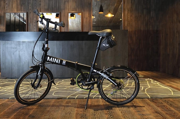 全球貝爾特酒店提供借用單車服務，現有兩架限量版 Mini cooper 單車供住客借用。