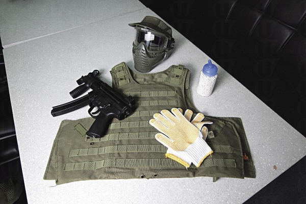 基本裝備包括手套、面罩、戰術背心、電動 MP5K短槍 或 G36C 長槍、BB彈、彈匣等。