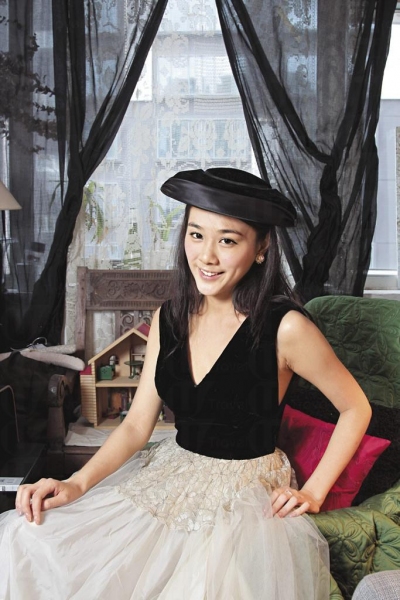 一九二零至三零年代黑色長欖形禮帽 $2800、一九四零年代人手縫製絲絨喱士裙 $4600。