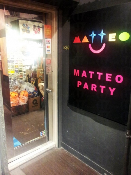 先爬三層樓梯，才來到 Matteo Party。